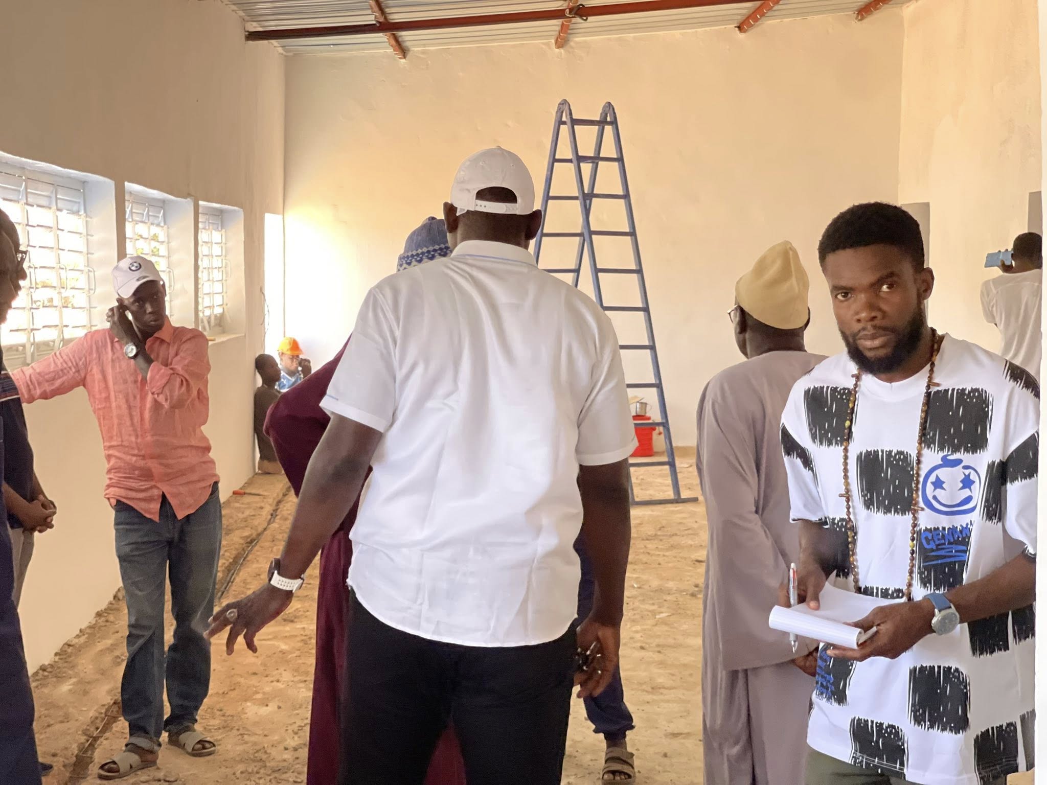 Abdou Khadre Lo, accompagné de son équipe municipale, a effectué une visite de chantier sur trois sites emblématiques : le futur centre de formation professionnelle dédié aux femmes, le bureau de la zone E et les travaux du stade municipal.