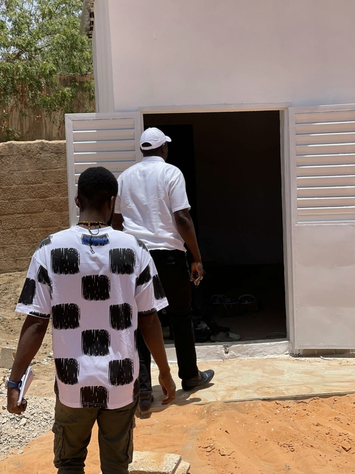 Abdou Khadre Lo, accompagné de son équipe municipale, a effectué une visite de chantier sur trois sites emblématiques : le futur centre de formation professionnelle dédié aux femmes, le bureau de la zone E et les travaux du stade municipal.