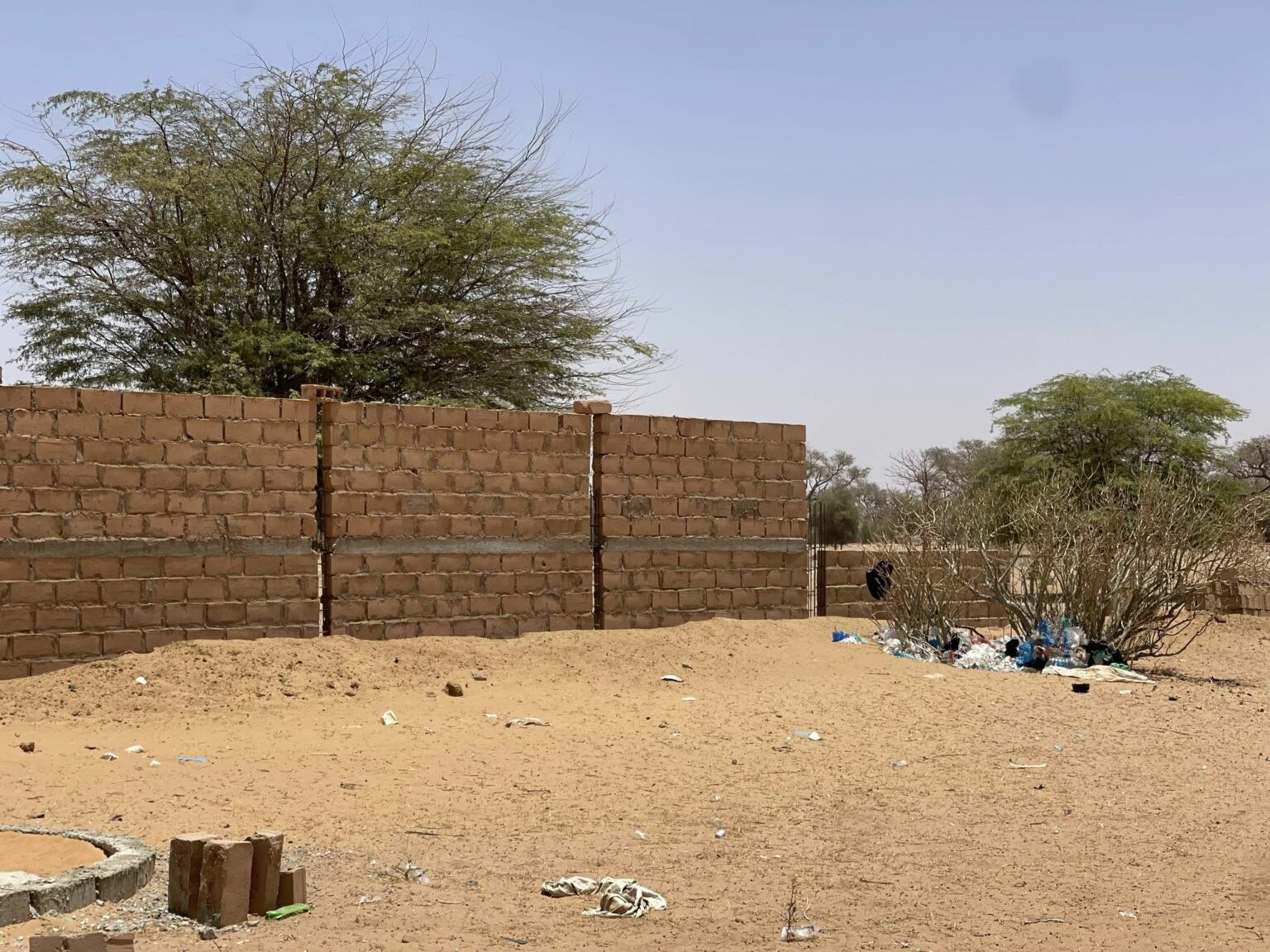 Abdou Khadre Lo, accompagné de son équipe municipale, a effectué une visite de chantier sur trois sites emblématiques : le futur centre de formation professionnelle dédié aux femmes, le bureau de la zone E et les travaux du stade municipal.