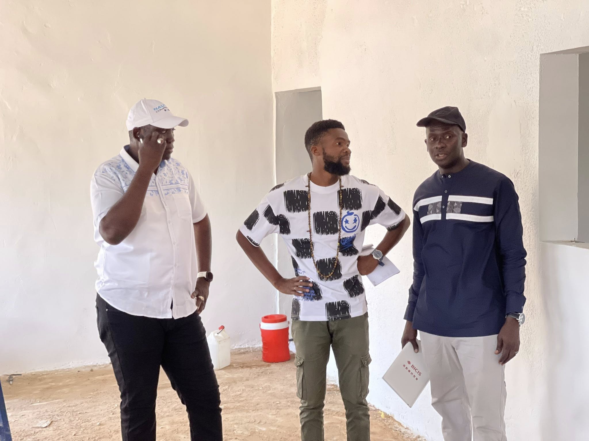 Abdou Khadre Lo, accompagné de son équipe municipale, a effectué une visite de chantier sur trois sites emblématiques : le futur centre de formation professionnelle dédié aux femmes, le bureau de la zone E et les travaux du stade municipal.